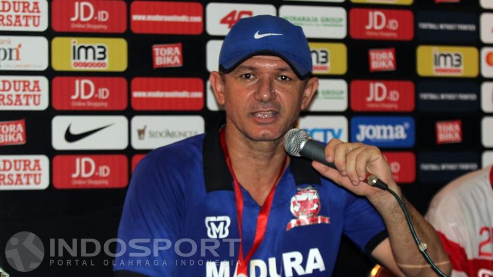 Gomes de Oliviera (Pelatih Madura United) Copyright: &copy; Ian/Indosport